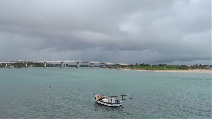 Neste fim de semana, a Funceme aponta possibilidade de chuva isolada em todas as macrorregiões. Na imagem, vista do céu nublado na área da Barra do Ceará na manhã deste sábado, 16