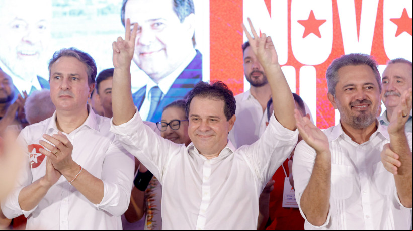 Evandro Leitão entre Camilo Santana e Elmano de Freitas no ato de filiação ao PT