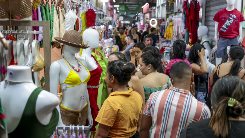 Fortaleza, CE, BR 24.12.23 - Movimento de compras na véspera do Natal no Centro Fashion de Fortaleza (Fco Fontenele/OPOVO) Fortaleza, CE, BR 24.12.23 - Movimento de compras na véspera do Natal no Centro Fashion de Fortaleza (Fco Fontenele/OPOVO)