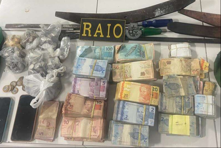 Dinheiro estava em uma mochila portada pelos dois