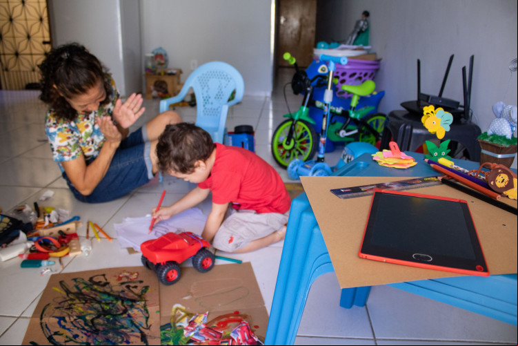 Pais e tutores precisam de criatividade para entreter crianças durante as férias escolares. Na foto, o pequeno Heitor, 2, e a avó