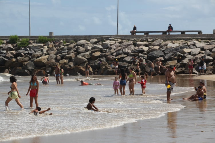  Fortalezenses e turistas se divertem no mar da Praia dos
Crush, apesar do boletim da Semace, no domingo, 7 de janeiro