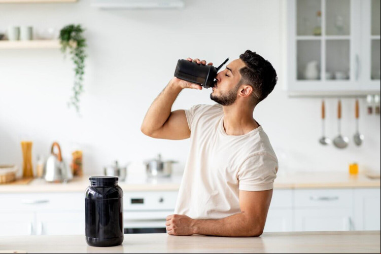 Suplementos alimentares complementam a alimentação regular (Imagem: Prostock-studio | Shutterstock)