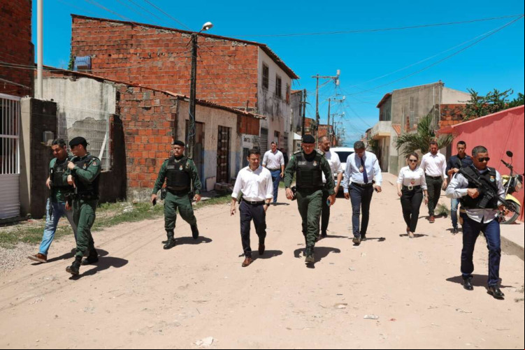 Visita do secretário Samuel Elânio após tentativa de chacina no Morro de Santiago, na Barra do Ceará