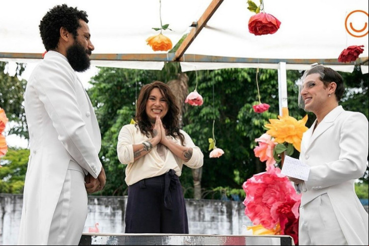 Atriz trans cearense Verónica Valenttino, vencedora do Prêmio Shell de Melhor Atriz, fez a celebração do casamento entre Ramiro e Kelvin na novela 'Terra e Paixão'