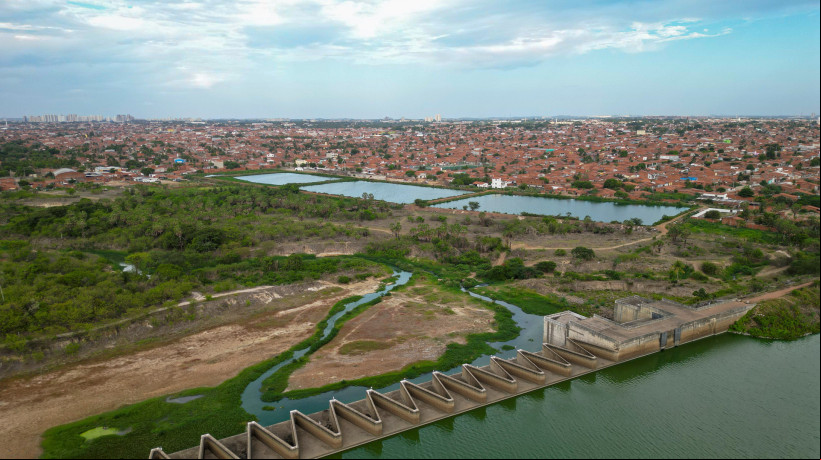 Barragem do rio Cocó, com visão do bairro Conjunto Palmeiras, em Fortaleza, em 29 de janeiro de 2023
