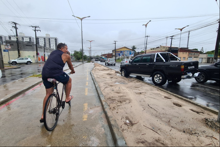 Motoristas e pedestres relatam dificuldade para locomoção pela cidade Motoristas e pedestres relatam dificuldade para locomoção pela cidade
