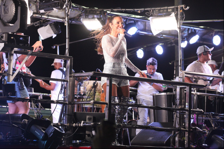 Dona do hit do Carnaval 2024 "Macetando", a cantora Ivete Sangalo comentou que está com pneumonia