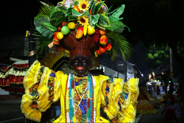 Os desfiles de Maracatu embalaram a noite de Carnaval na Avenida Domingos Olímpio Os desfiles de Maracatu embalaram a noite de Carnaval na Avenida Domingos Olímpio