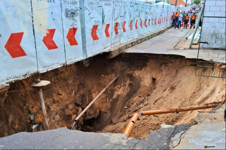 Ocorrência de residências em risco de colapso ao lado de obras do Metrofor, no bairro Moura Brasil