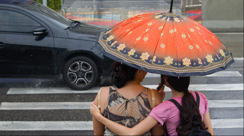 Chove em mais de 60 munícipios do Ceará até às 7 horas desta quinta-feira, 24. As temperaturas até esta sexta-feira, 25, podem chegar até os 36 graus Celsius (ºC). Na imagem, a movimentação do trânsito e de pessoas com guarda-chuva no cruzamento das avenidas Domingos Olímpio com Aguanambi, em Fortaleza, em 2024 (Foto: Samuel Setubal)