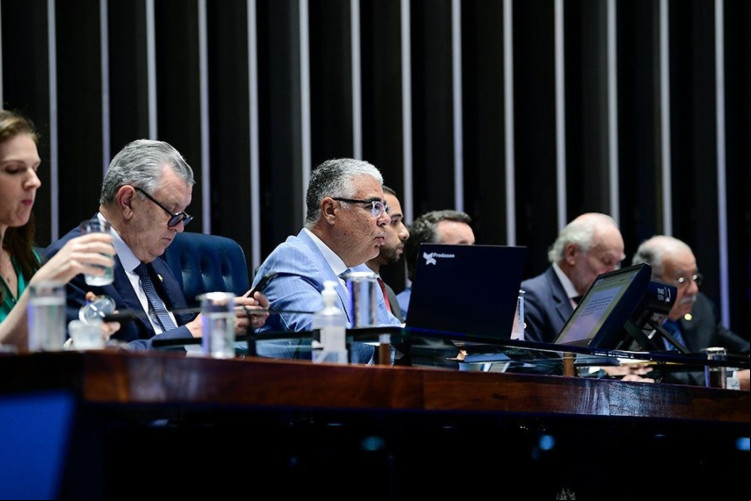 Ao lado de Luiz Carlos Heinze (2º à esq.), Eduardo Girão presidiu a sessão temática sobre vacina para crianças