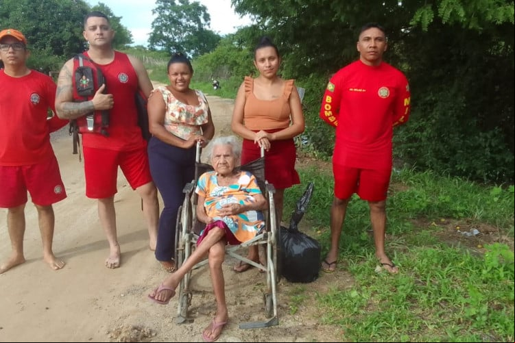 A idosa de 98 anos tem a mobilidade reduzida, se locomovendo com cadeira de rodas