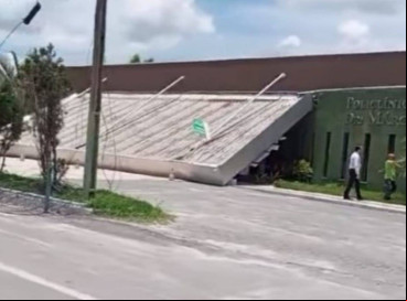 Cobertura da fachada da Policlínica Regional de Pacajus desabou nessa quinta-feira, 29 e não deixou feridos 