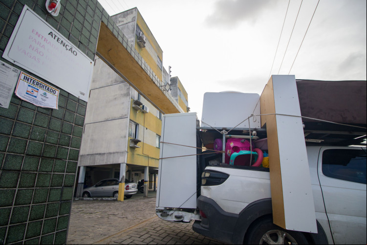Movimentação de pessoas saindo do Residencial Santa Helena, que foi interditado devido a danos na estrutura do prédio