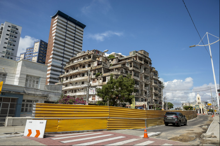 Tapumes cercam o Edifício São Pedro há cerca de uma semana