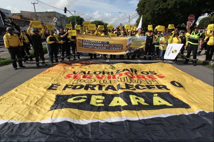 Manifestação dos servidores do Detran na avenida Godofredo Maciel, na manhã desta segunda-feira, 4