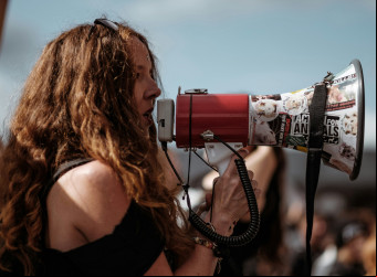 Nem rosas, nem declarações: o Dia da Mulher nasceu e se transformou em meio à resistência feminina.