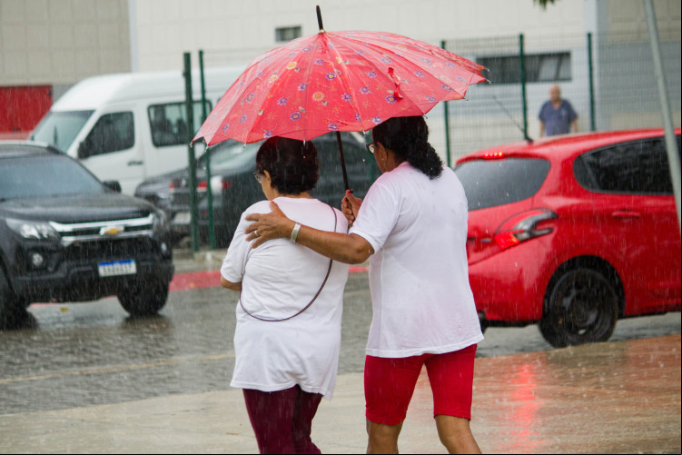 FORTALEZA, CEARÁ, BRASIL, 06-03-2024: Chuva pela manhã na av Borges de Melo. (Foto: Samuel Setubal)