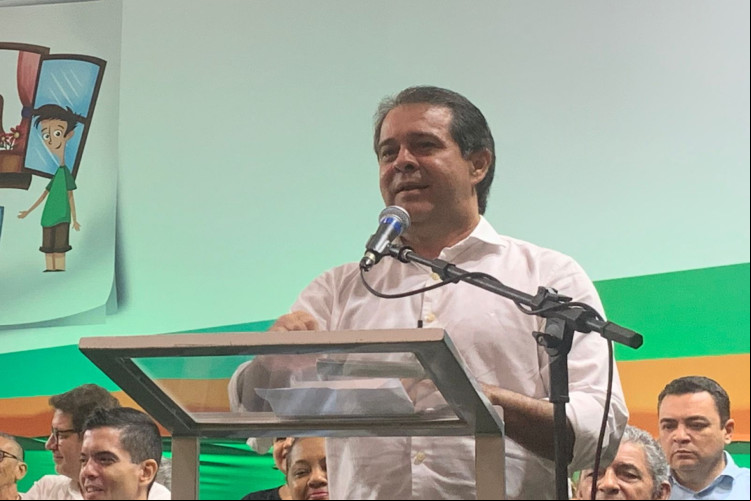 Presidente da Alece, Evandro Leitão (PT), durante discurso na cerimônia de entrega das escritura do Programa Papel da Casa