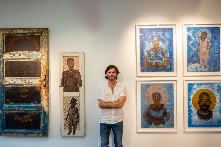 Artista Ryan Daniels, que inaugura exposição em Luanda, na Angola, utilizando a técnica da xilogravura.