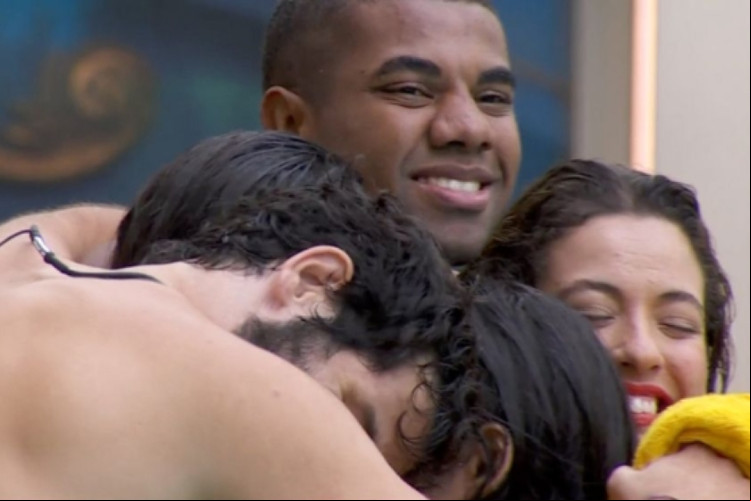 Davi, Matteus, Alane, Beatriz e Isabelle pulam sem roupa na piscina do BBB24, nesta quarta-feira, 27. 