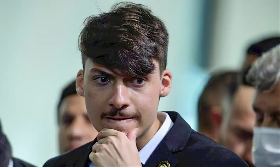 Renan, filho de Bolsonaro, é vereador mais votado em Balneário Camboriú