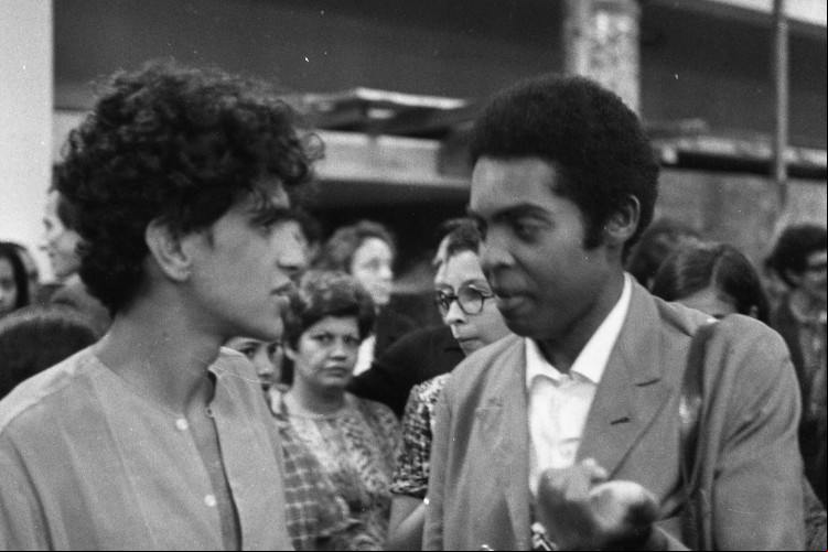 Caetano Veloso e Gilberto Gil foram dois artista que aram por processo de exilio durante a Ditadura Militar