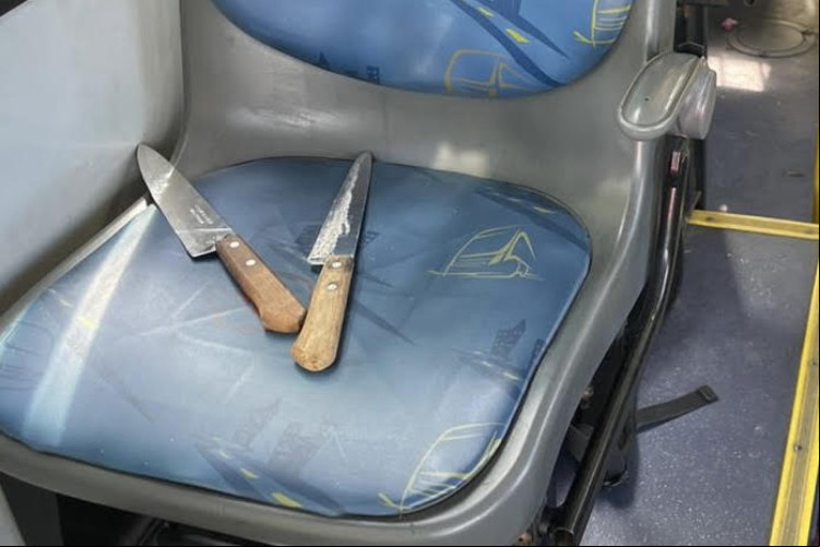 Facas apreendidas dentro do ônibus. Imagem ilustrativa