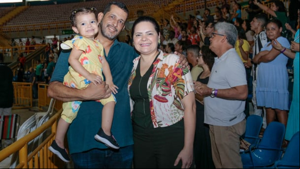 Viviane Ferreira, o marido Roberto Ferreira e a pequena Bia, de dois anos de idade Viviane Ferreira, o marido Roberto Ferreira e a pequena Bia, de dois anos de idade