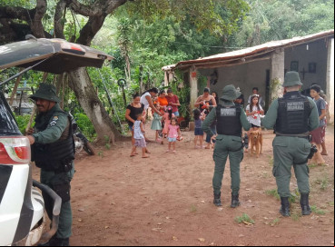 Policiais entregam lembrancinhas a crianças da Zona Rural de Tianguá 