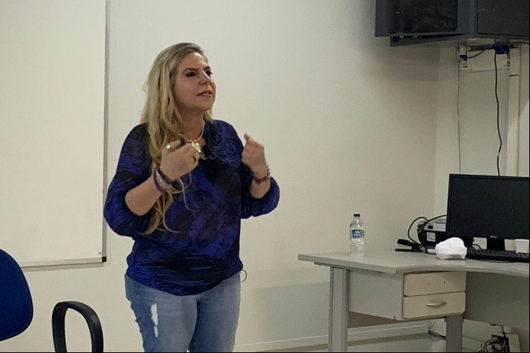 LUIZIANNE durante aula para alunos do Curso de Jornalismo da UFC