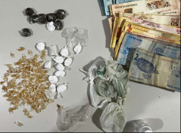 Com a dupla, foram aprendidos drogas e quantia em dinheiro não informada 