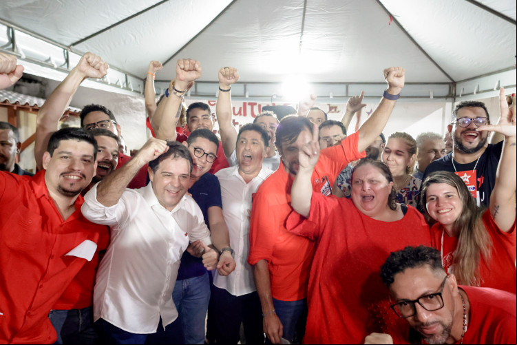 ￼ Evandro Leitão comemora com militantes após eleição de delegados do PT