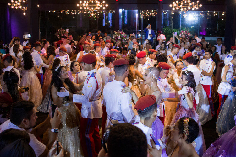 FORTALEZA, CEARÁ, BRASIL, 14-04-2024: Debutantes da Peter Pan, adolescentes em tratamento contra o câncer ganham festa de aniversário de 15 anos de 30 meninas assistidas pela instituição. (Foto: Samuel Setubal)