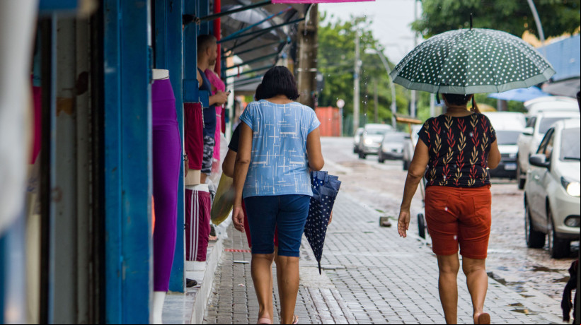 Chove em mais de 60 municípios do Ceará nas últimas 24 horas. Na imagem, precipitação na rua José Avelino, Centro de Fortaleza, em 2024 (Foto: Samuel Setubal)