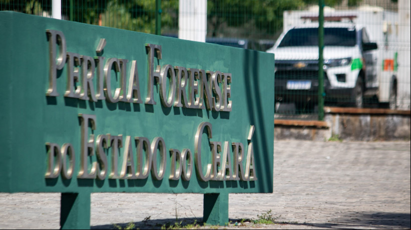 FORTALEZA, CEARÁ, BRASIL, 25-04-2024: Prédio e fachada da Perícia Forense (Pefoce) com algumas viaturas a frente. (Foto: Samuel Setubal/ O Povo)
