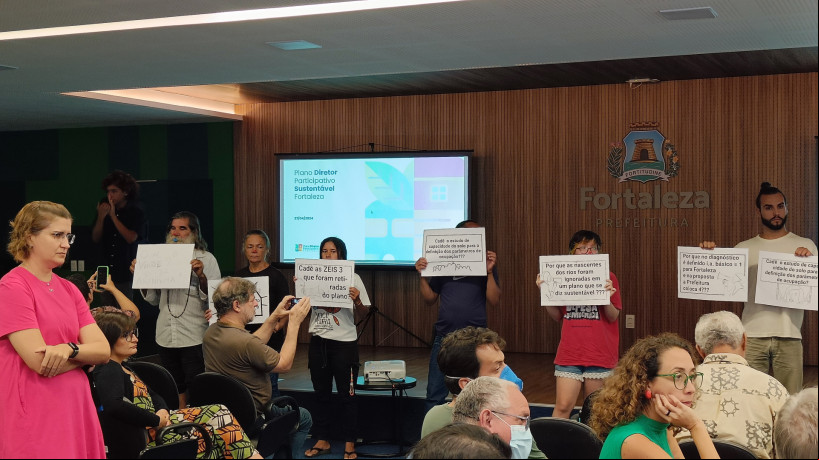 Moradores de comunidades de Fortaleza protestam sobre mudanças do Plano Diretor da Capital Moradores de comunidades de Fortaleza protestam sobre mudanças do Plano Diretor da Capital