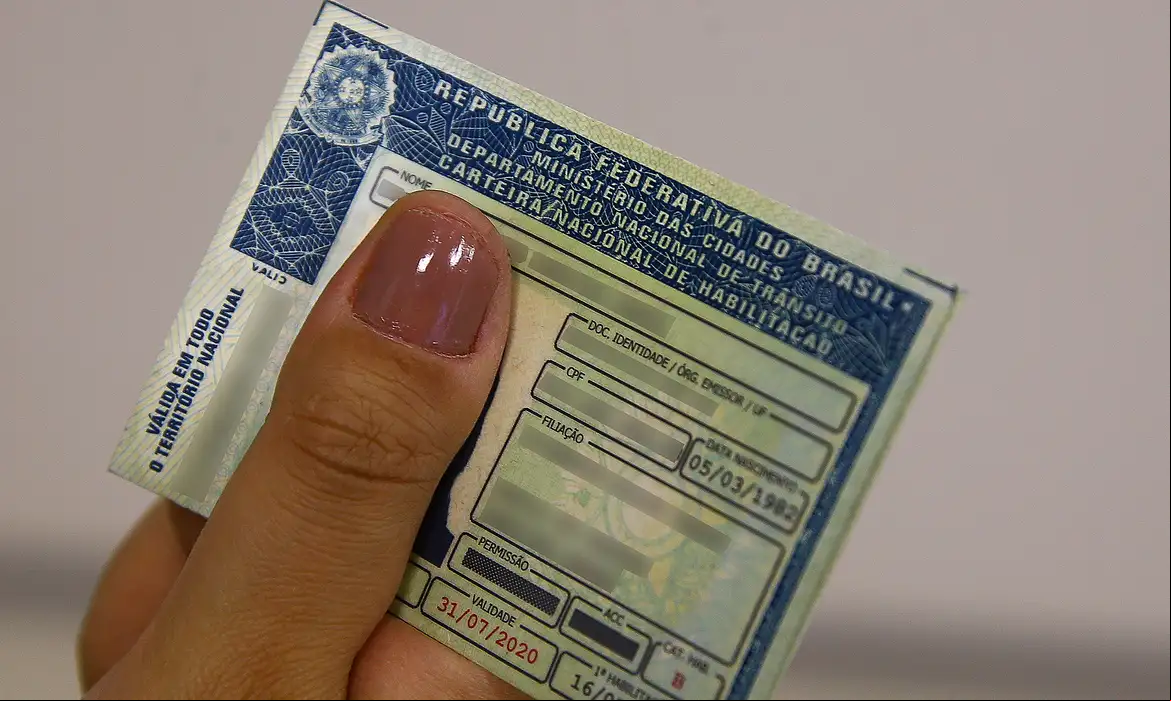 Imagem de apoio ilustrativo. Mensagem simula a comunicação do Detran com falso link para regularização da CNH