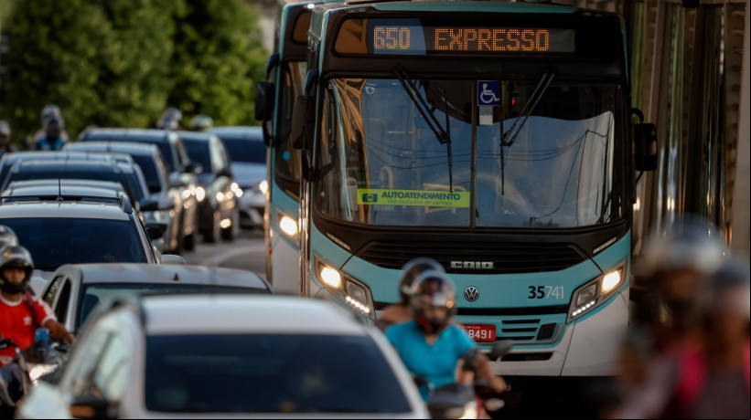 Imagem de apoio ilustrativo. Estudo analisa possibilidade de diminuir horário de exclusividade de coletivos nas faixas de ônibus