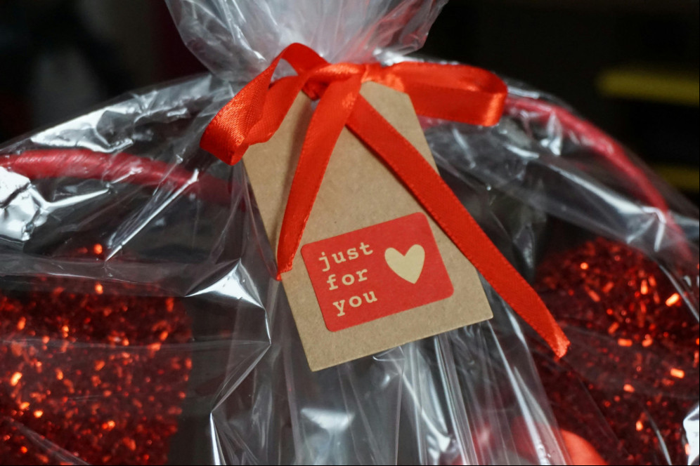 É possível montar uma caixa com doces e itens personalizados dentro