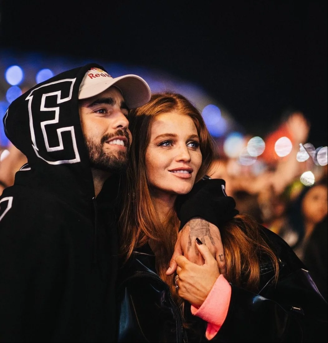 Ele se casou com a modelo Cintia Dicker em 2020. Nascida em 6 de dezembro de 1986 no município de Campo Bom, na Região Metropolitana de Porto Alegre, Cintia está chocada com a situação dos seus conterrâneos gaúchos.