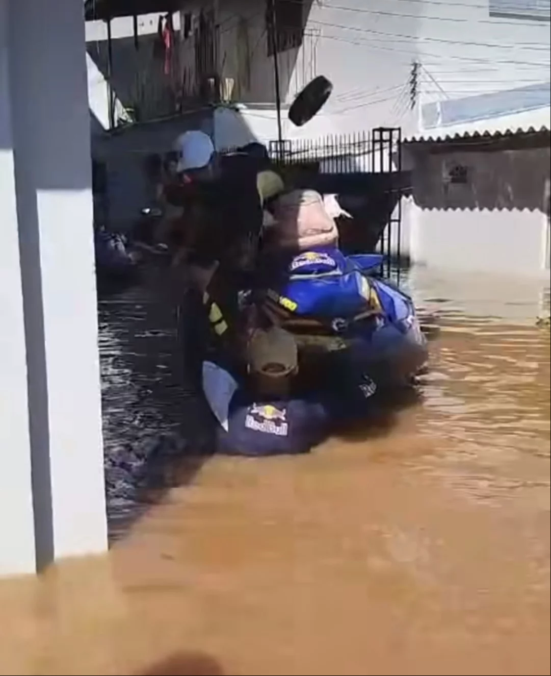 O surfista atraiu muitos elogios nas redes sociais ao postar imagens dos salvamentos, em áreas completamente alagadas, e Luana Piovani decidiu rebater, publicando que ele deixou a filha durante 20 dias sem ir à escola.