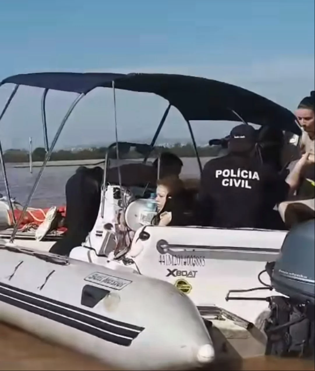Usando jet skis e equipamentos de resgate, o grupo se juntou aos socorristas da polícia e dos bombeiros para auxiliar a retirar famílias que estão em meio à inundação.
