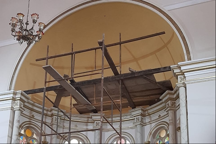 Pintura coberta durante reforma na Igreja Matriz de Ubajara