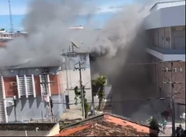 Fumaça saindo do prédio da prefeitura 