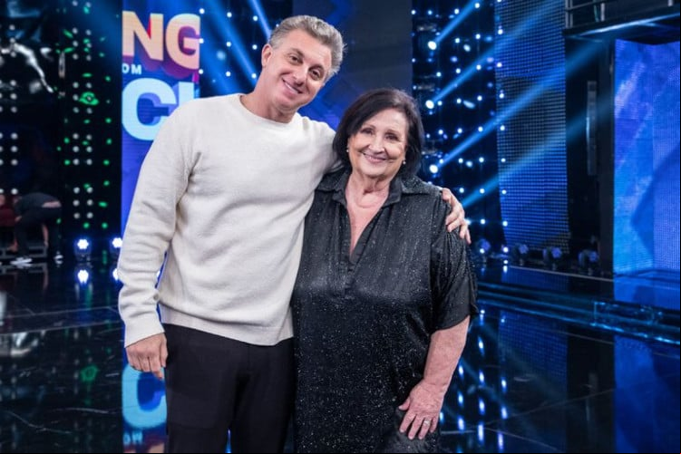 Luciano Huck anunciou a quantia da doação em quadro com Dona Déa Lúcia no Domingão