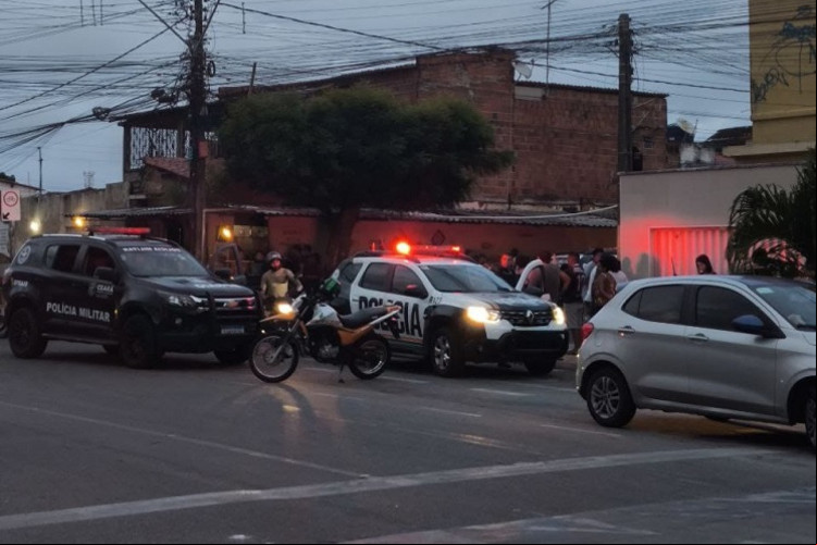 Policial assistia a partida de futebol quando foi baleado por criminosos