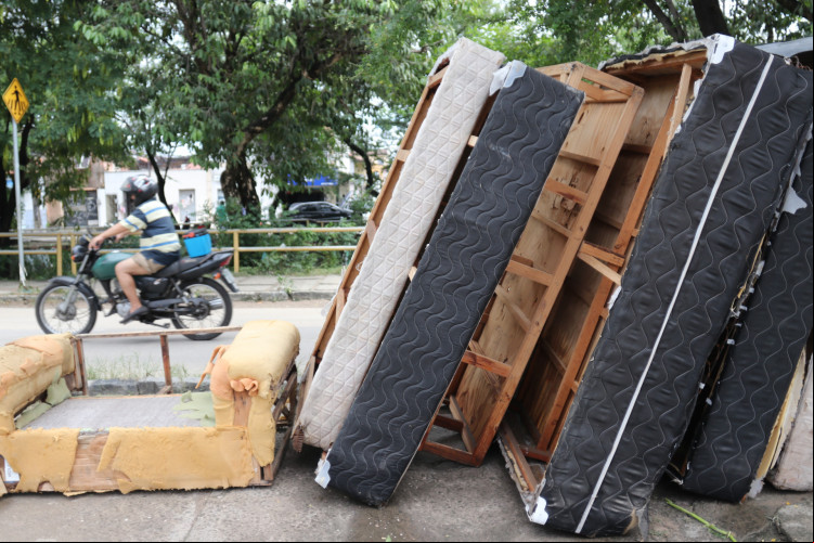 Alagamento no Conjunto Ceará após chuvas registradas na madrugada dessa segunda-feira, 13