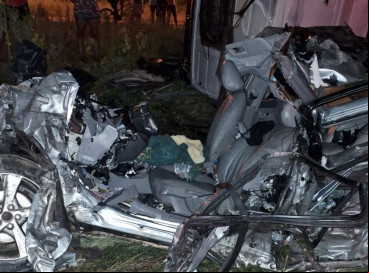 Carro ficou totalmente destruído após colidir com caminhão na BR-222, próximo à cidade de Irauçuba, na tarde dessa terça-feira, 14 